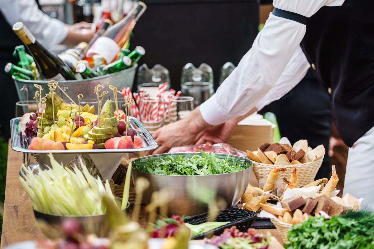 Rijk gedekte buffettafel met vers fruit, salades en hapjes tijdens een feestelijke gelegenheid